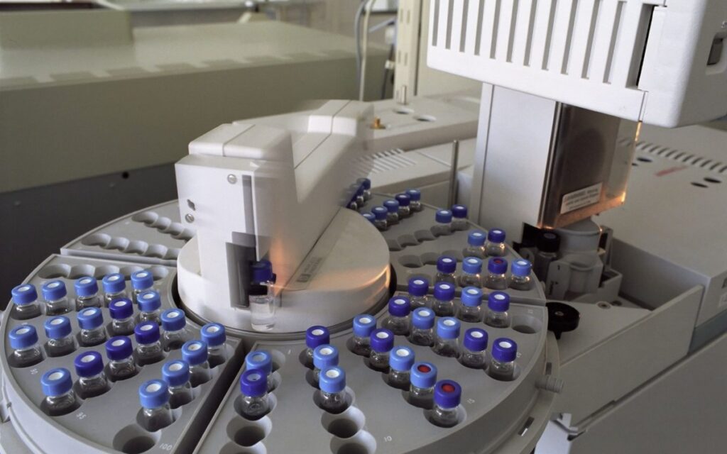 Chromatography autosampler tray loaded with sample vials